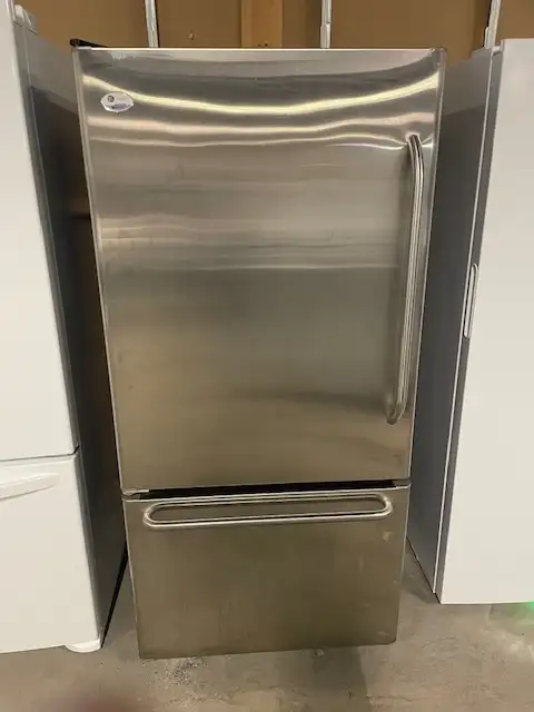Réfrigérateur stainless 30'' congélateur en bas GE Profile