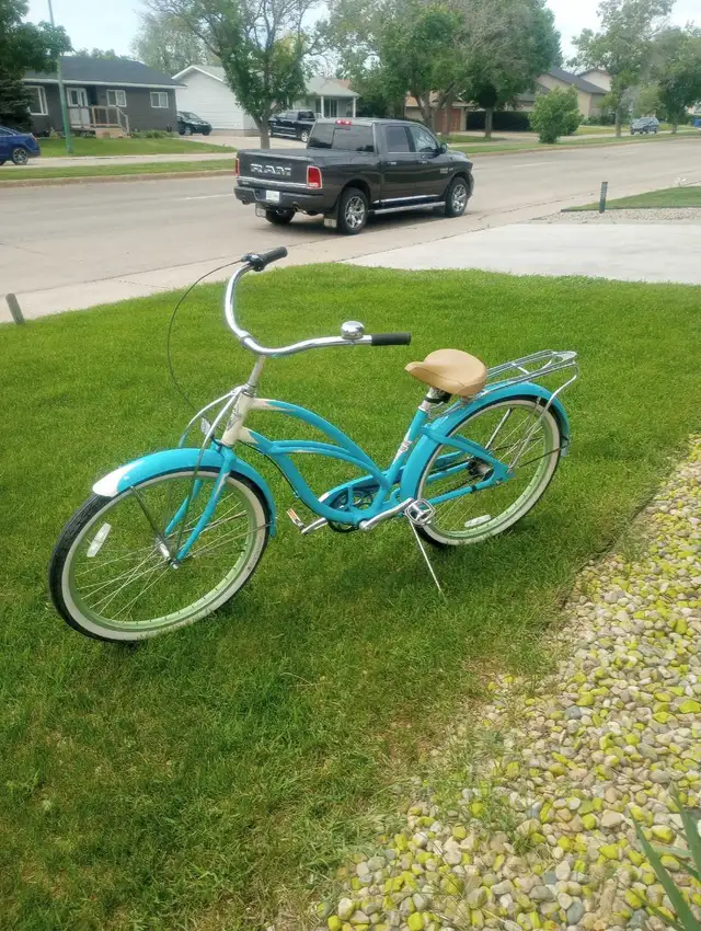 Woman's 26' beach cruiser tire pump and matching helmet