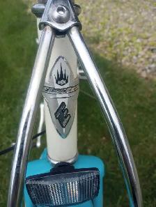 Woman's 26' beach cruiser tire pump and matching helmet - Photo 2