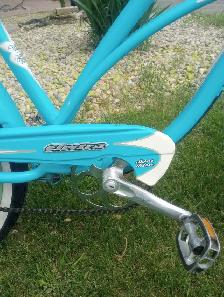 Woman's 26' beach cruiser tire pump and matching helmet - Photo 4