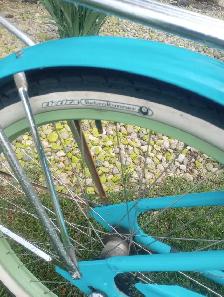 Woman's 26' beach cruiser tire pump and matching helmet - Photo 8