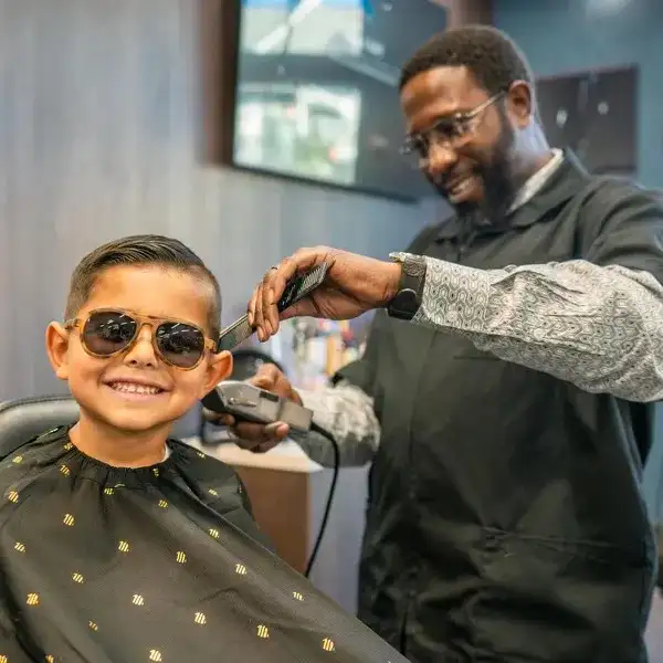 barber wanted/ se busca peluquero