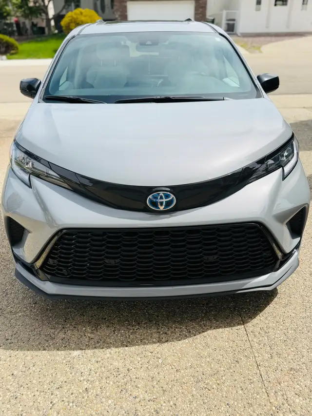 FOR SALE: Toyota Sienna Hybrid XSE AWD