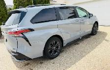 FOR SALE: Toyota Sienna Hybrid XSE AWD - Photo 4