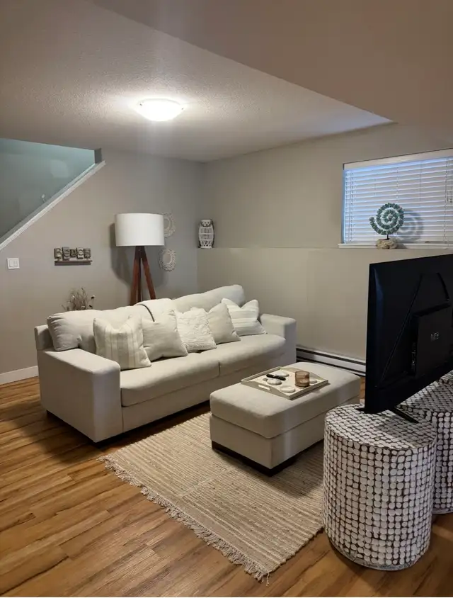 MODERN 2-BEDROOM SUITE WITH PRIVATE DRIVEWAY