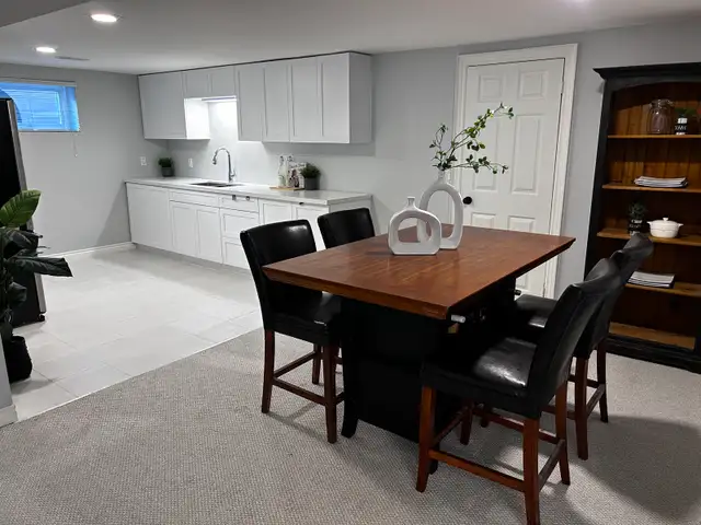 Beautiful bright downtown Oakville apartment