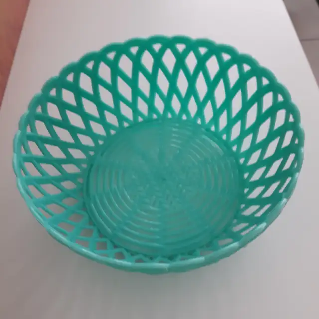GRAND PANIER PLASTIQUE SOLIDE VERT PALE 4'HAUx8'LAR EN HAUT$5.00