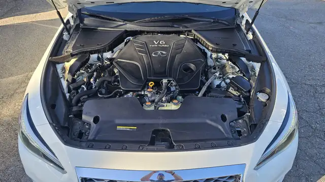 This Sedan/Saloon powered by a Gasoline engine featuring 4WD/4-W