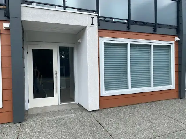 Like New Commercial Unit for Rent
