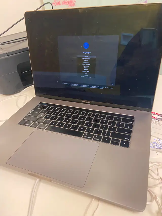 Apple MacBook Pro 15.4' 2018 A1990 i9 16GB RAM 512 GB HD