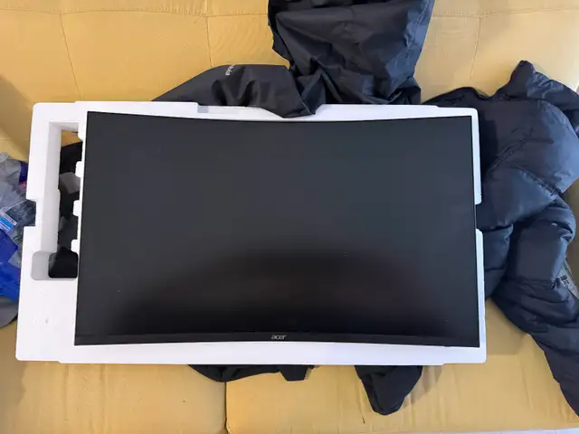 A good thing for sale. Acer Nitro 31.5, and Logi Keyboard