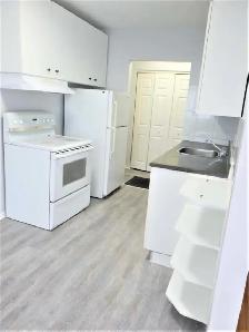 STUNNING 2 Bedroom - Large & Bright - Near Fairview Mall - Photo 2