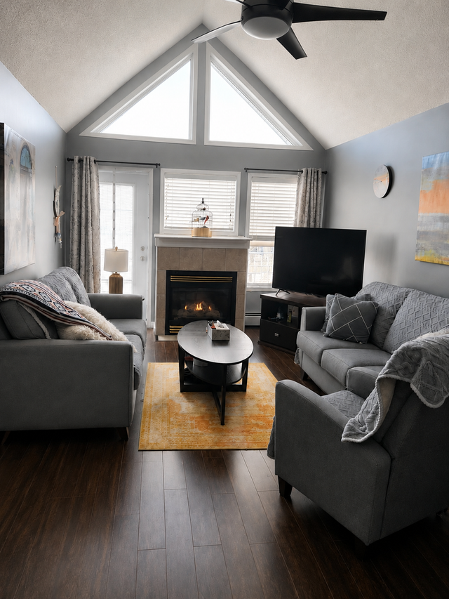 Top Floor Vaulted Ceiling Condo| 2Bed   Den | Underground Parki