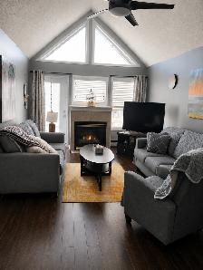 Top Floor Vaulted Ceiling Condo| 2Bed   Den | Underground Parki