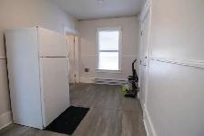 1 Bedroom Apartment with skylights in Welland! - Photo 4