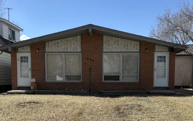 Half duplex in Shaunavon with Garage – Only $900!