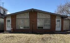 Half duplex in Shaunavon with Garage – Only $900!