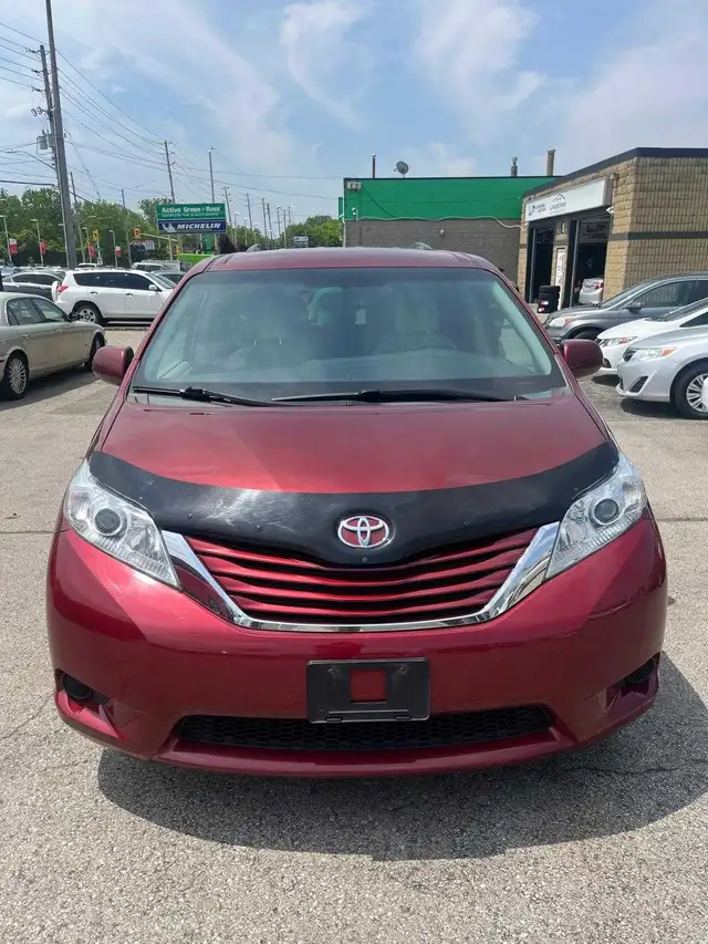2015 Toyota Sienna ( Great Condition)
