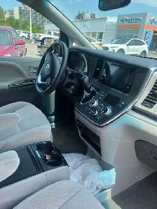 2015 Toyota Sienna ( Great Condition) - Photo 2