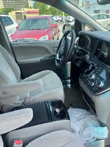 2015 Toyota Sienna ( Great Condition) - Photo 5