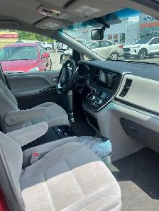 2015 Toyota Sienna ( Great Condition) - Photo 6