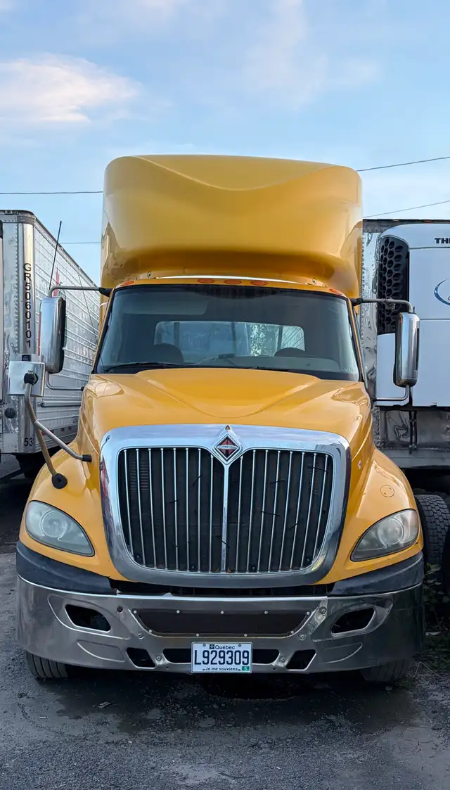 Daycab LOW km manual 10 speed intl prostar