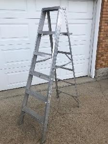 6 FOOT ALUMINUM STEP LADDER - Photo 2