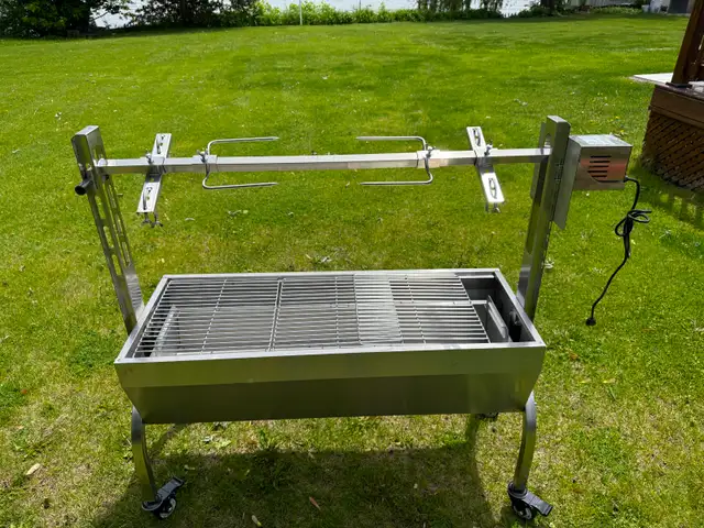 Rotisserie à Méchoui 44'' Avec 3 grilles à BBQ. Jamais servie