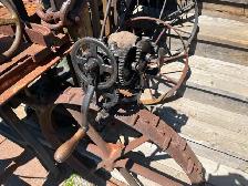 Antique hand crank McCormick Deering sickle mower knife grinder - Photo 2