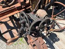 Antique hand crank McCormick Deering sickle mower knife grinder - Photo 4