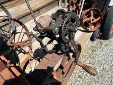 Antique hand crank McCormick Deering sickle mower knife grinder - Photo 7