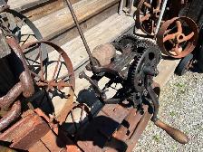 Antique hand crank McCormick Deering sickle mower knife grinder - Photo 8