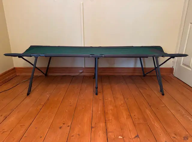 2 SUPERBES LITS DE CAMP À VENDRE
