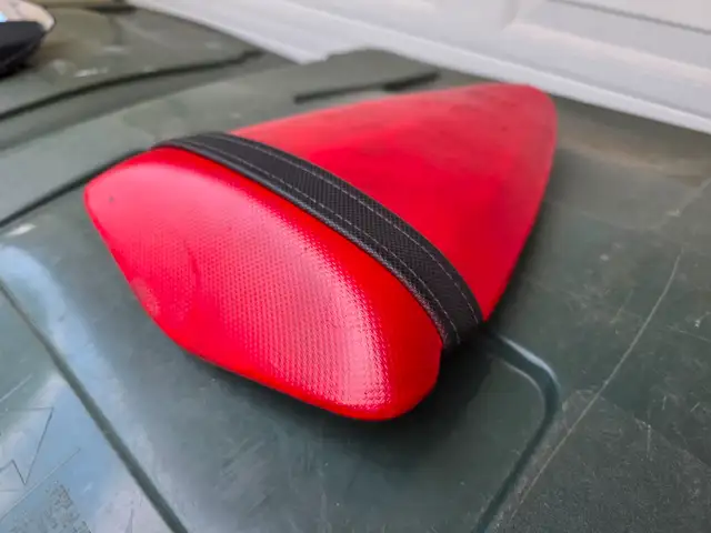 2007 Kawasaki ZX6R Rear Passanger Seat Red With Black Strap