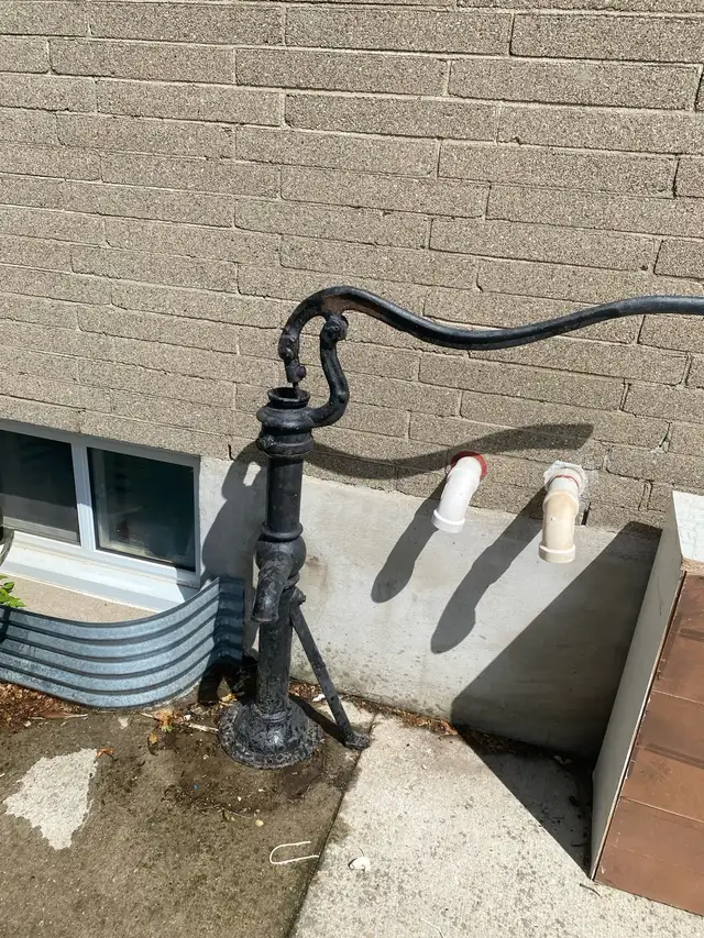 Antique Cast Iron Hand Water Pump