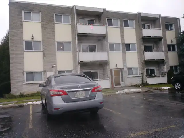2 bedroom apt, Ottawa/Westmount area, available August 1st