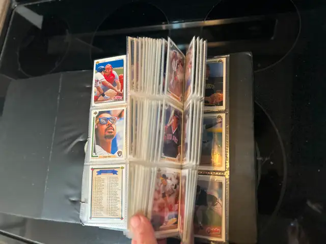 BINDER FULL OF 16 PAGES BASEBALL CARDSAS PICTUREDASKING 20.00
