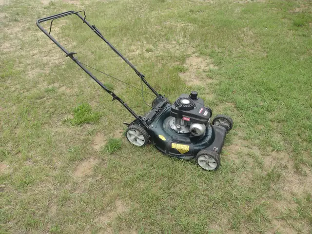 Tondeuse a gazon YARD MACHINES en tres bonne condition