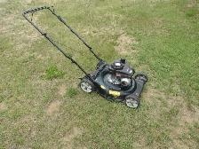 Tondeuse a gazon YARD MACHINES en tres bonne condition