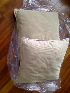 2 BEAUX GROS COUSSINS EN VELOURS BEIGE 16'x16': $5.00 CHACUN