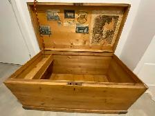 Antique Canadiana Pine Chest - Photo 3
