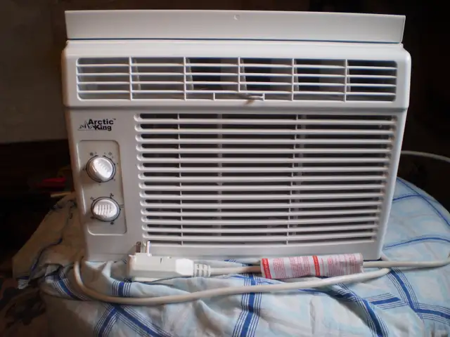 climatiseur de fenetre 5000 btu.....  2 a vendre !