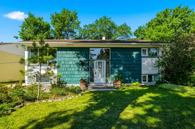 FOR SALE: Opportunity Awaits in this Heritage Park Bi-Level!