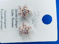 UNE PAIRE DE BOUCLES D'OREILLES NEUVES BRILLANTES GOLD: $20.00 - Photo 3