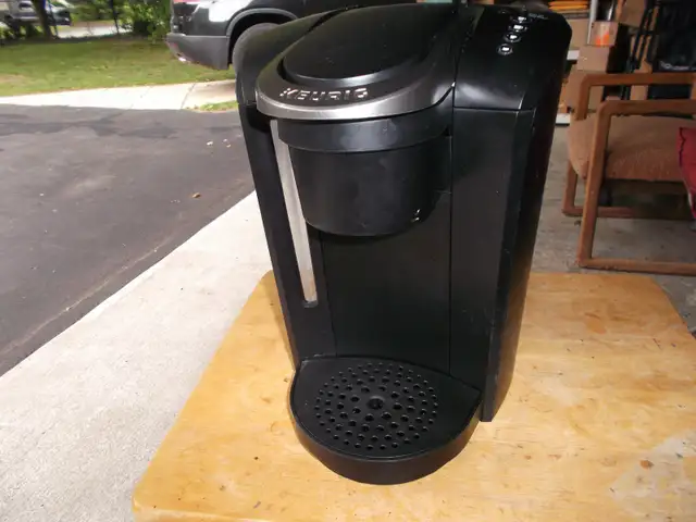 KEURIG K 1500. COFFEE MAKER  BLACK