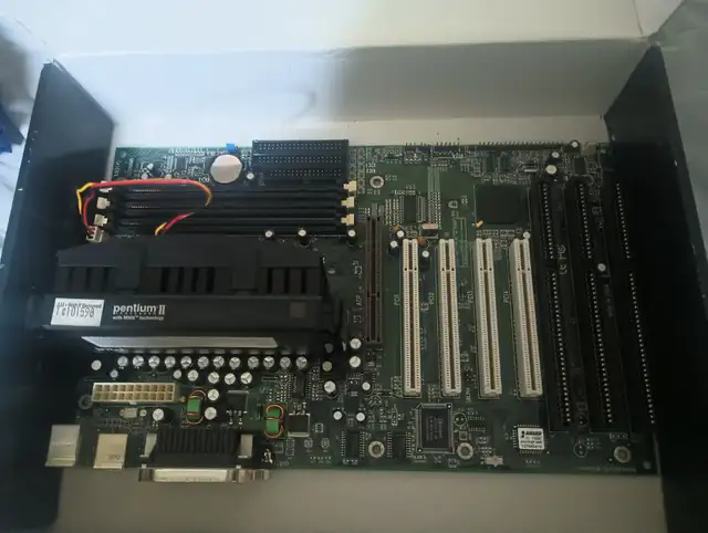 Vintage computer Slot 1 333MHz Motherboard