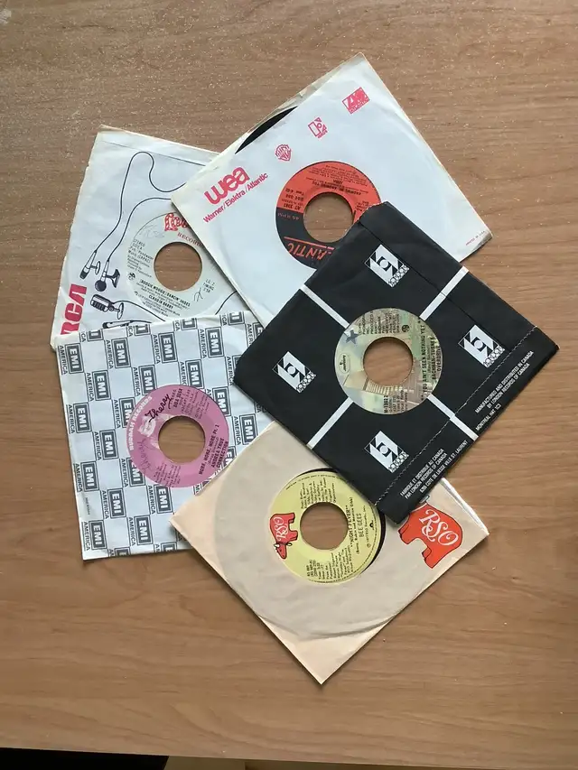 45 tours, années ‘70 et ‘80     (180 disques pour 80$)