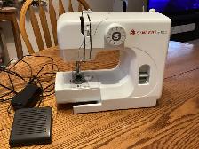 SINGER SEWING MACHINE FOR SALE