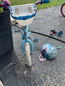 Toddler bike with training wheels - Photo 2