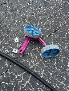 Toddler bike with training wheels - Photo 3
